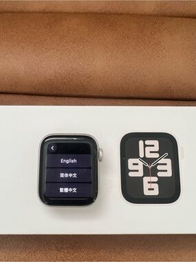 Apple SE (2nd Gen) 40mm Black Smartwatch with Silver Digital Crown